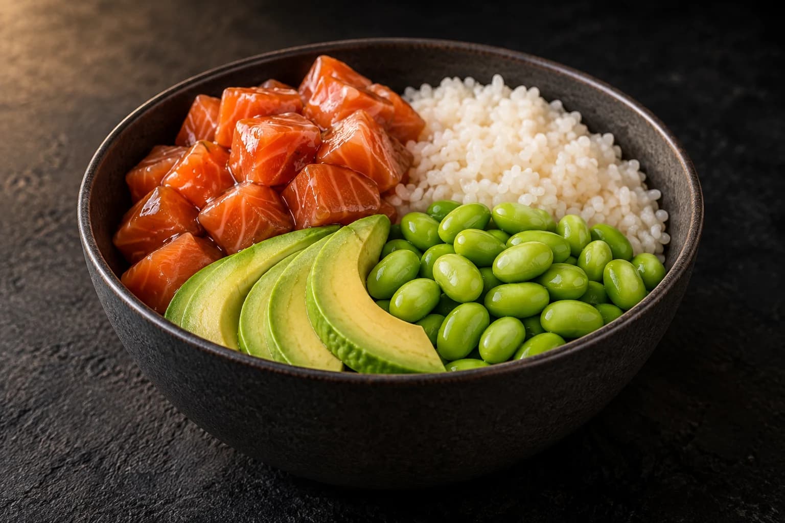 Poke bowl saumon, riz vinaigré et edamame